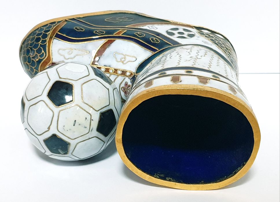 Jarra em forma de bota e bola de futebol em cloisonné