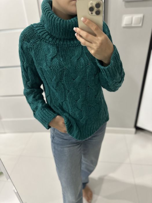 Zielony sweter z golfem