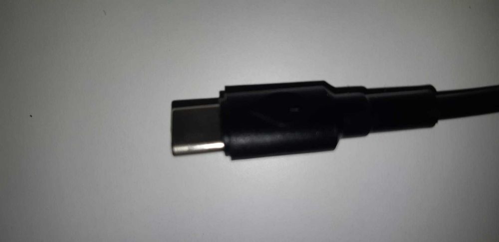 Cinco carregadores e dois cabos USB-C