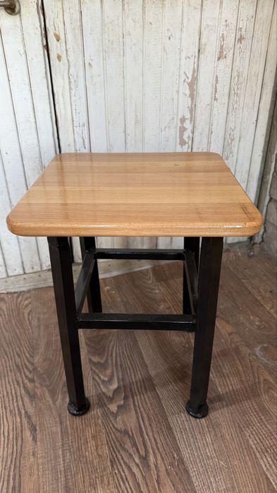 Табуретка з дуба