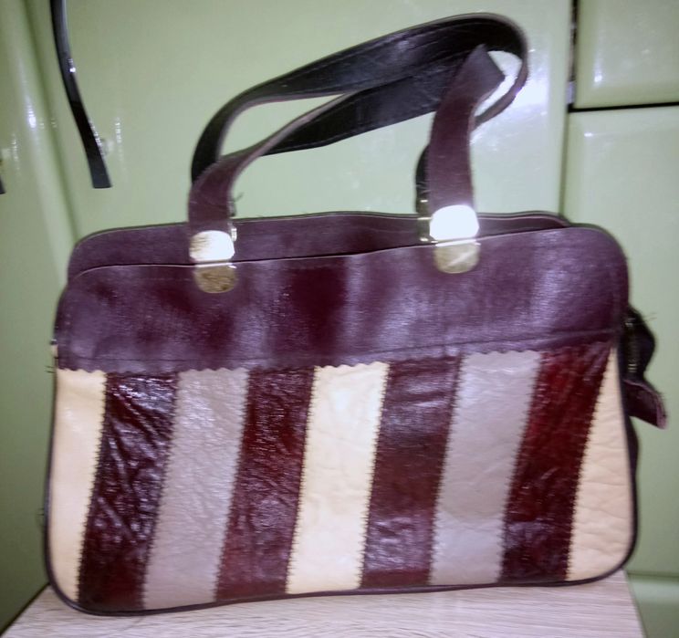 Шкіряна вмістима сумка