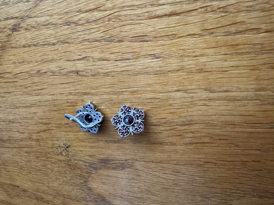 Срібні сережки з гранатами піропами