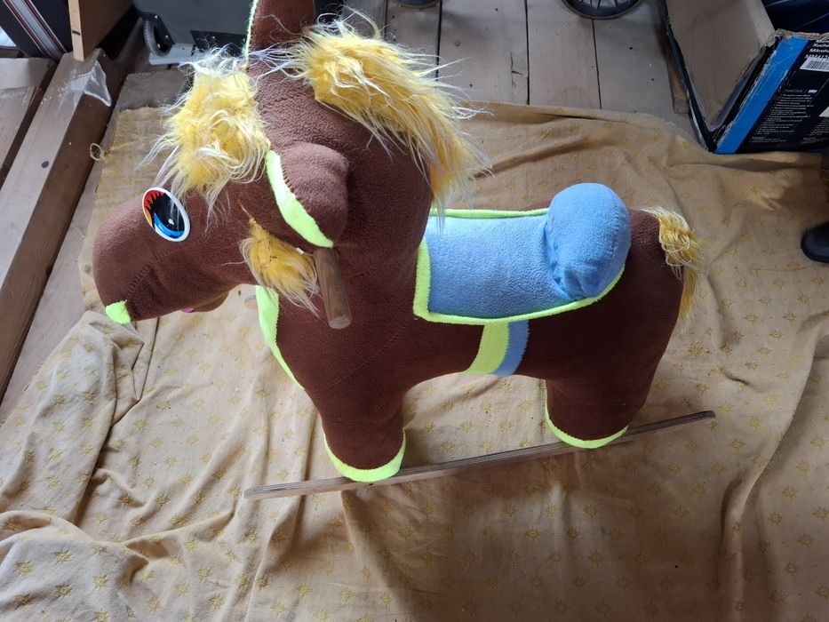 Коник гойдалка в доброму стані