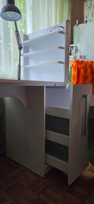 Манікюрний стіл.