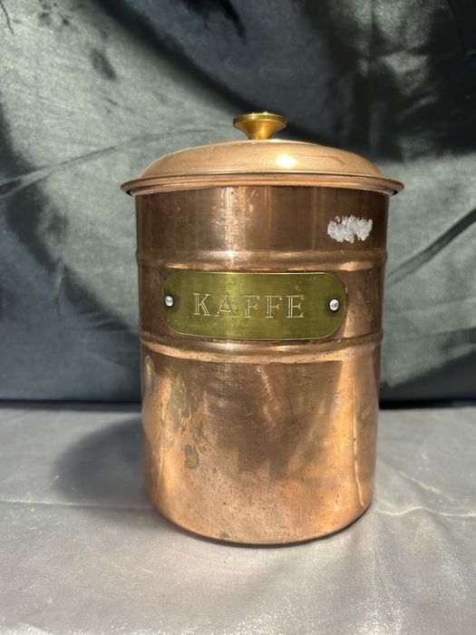 Miedziany pojemnik kuchenny z pokrywką – Napis KAFFE – Styl vintage