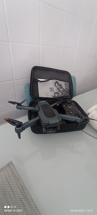 Drone Drone pequeno com 5 baterias novo muito bom