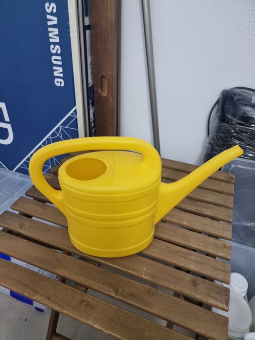 Regador amarelo em plastico