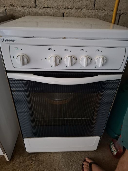 Maquina de lavar roupa fogao e algumas bicicletas