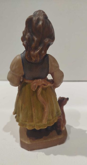 Drewniana figurka dziewczynka z kotkiem