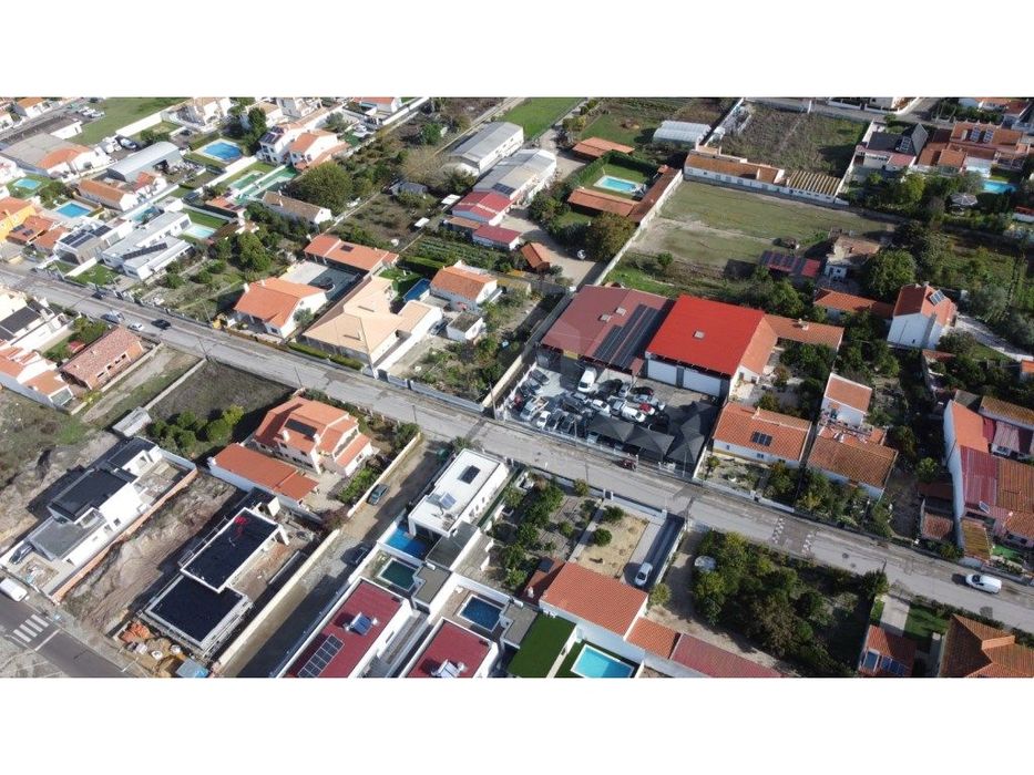 Armazém Espaçoso e Versátil - Excelente Localização junto à N10!