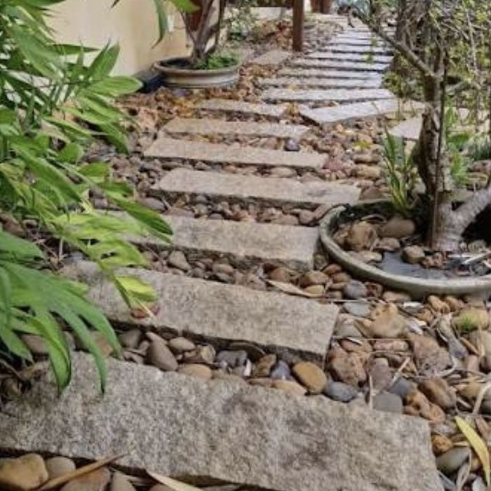 Postes e pastéis em pedra granito.