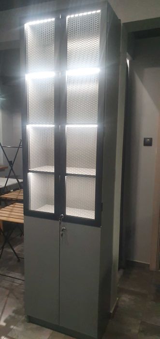 Шафа вітринна з підсвіткою
