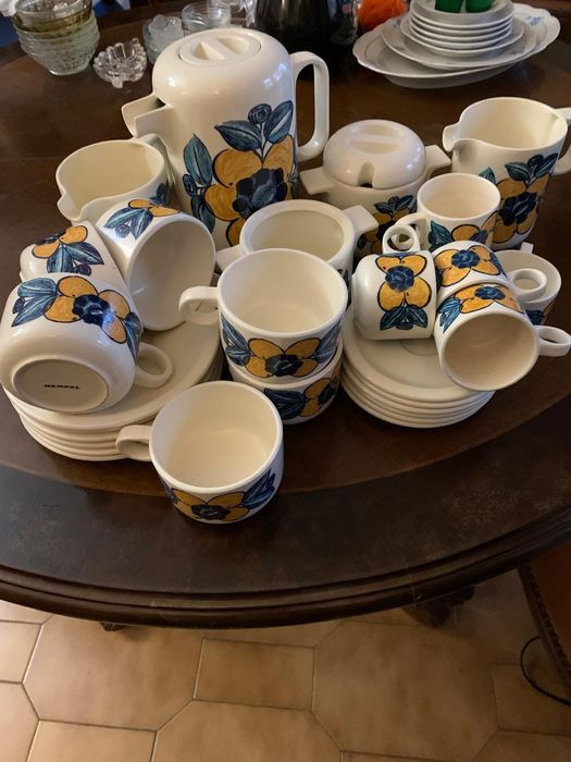 Serviço antigo de chá e café 
Transp