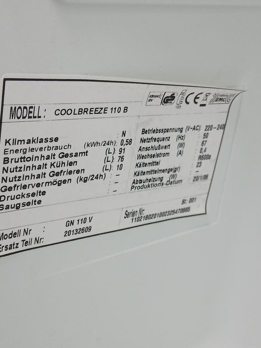 Mała lodówka z  zamrażalnikiem energooszczędna w bardzo dobrym stanie.