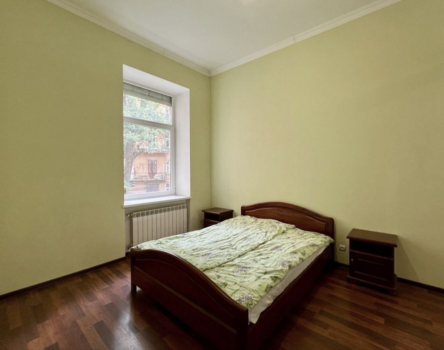 Продам 2-к квартиру в центрі міста біля Університету