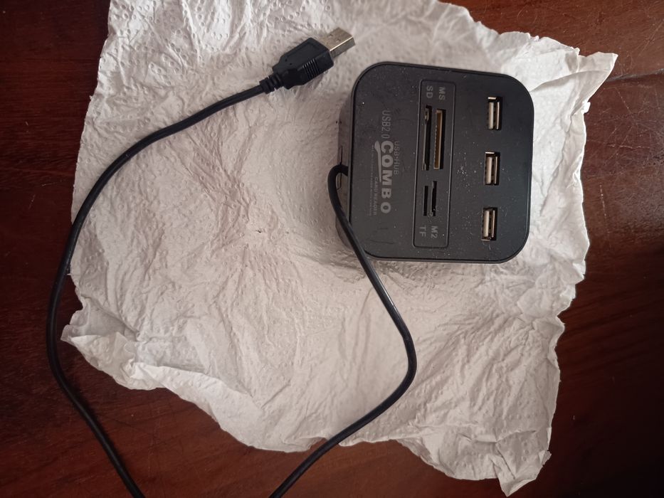 Combinação USB e leitor de cartão 2.0. Três portas USB, SD, MS, M2