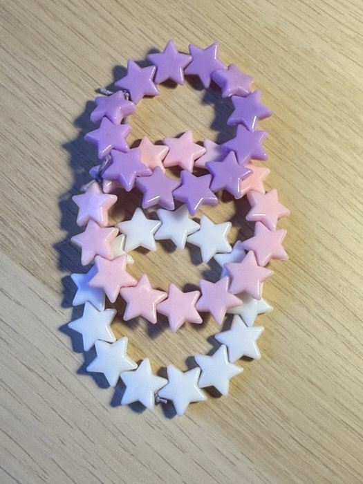 Zestaw trzech bransoletek w jasnych kolorach