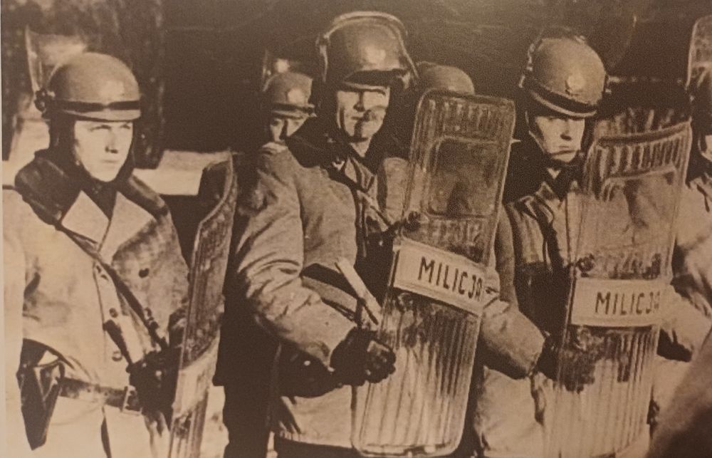 tarcza ochronna, plexiglas, Milicja Obywatelska, ZOMO, PRL