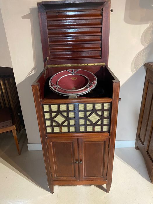 Gramofone em móvel PATHÉ