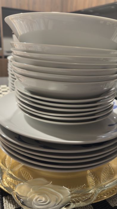 Conjunto de pratos e saladeira como novos