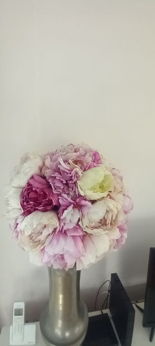 Bolas de flores artificiais com gotas