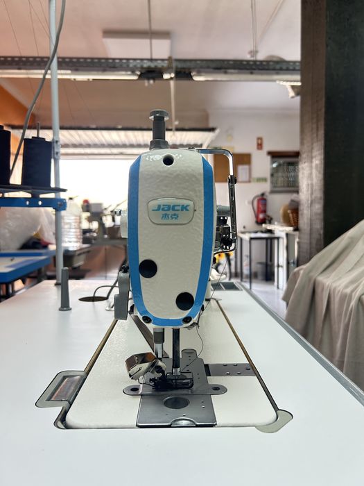 Máquina de Costura Industrial JACK 8558G – 1 Agulha / Ponto de Cadeia