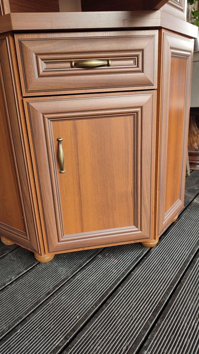 Narożna witryna do salonu