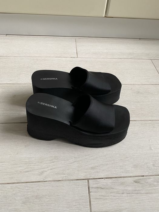 Шльопанці на платформі Bershka