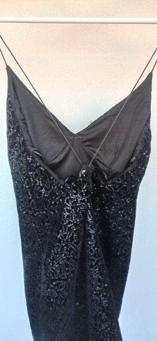 Vestido de cerimónia/festas, em preto, c/ lantejoulas e costas abertas