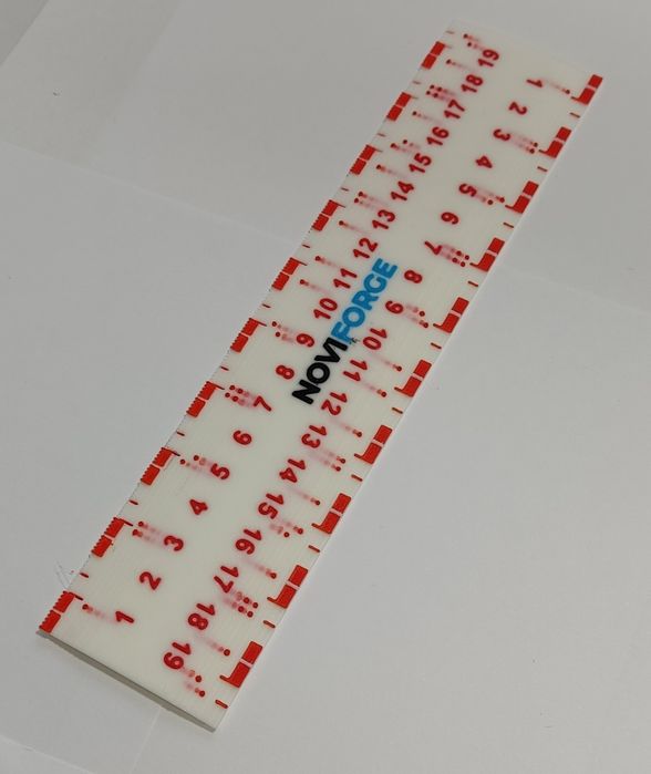 Linijka 20 cm dwukolorowa kontrastowa ze znacznikami, alfabet Braille'a i cyfry arabskie