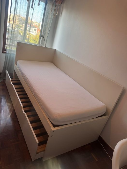 Cama de solteiro com gavetão para outra cama, dois colchões com capas de proteção, dois estrados , lacada a branco da marca IKea!