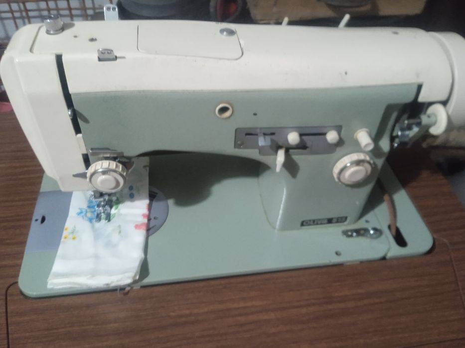 Máquina de costura com móvel e cadeira com todos os acessórios