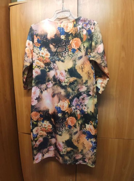 Elegancka sukienka w kolorowe kwiaty, rozmiar 46