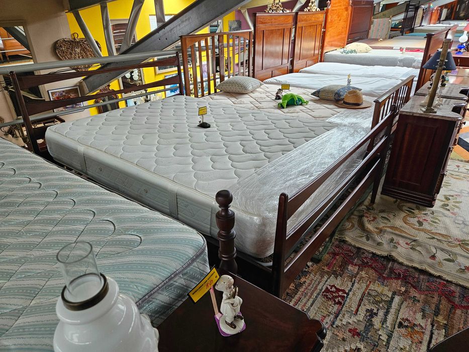 Cama vintage com estrado e colchão Molaflex - Muito bom estado geral
