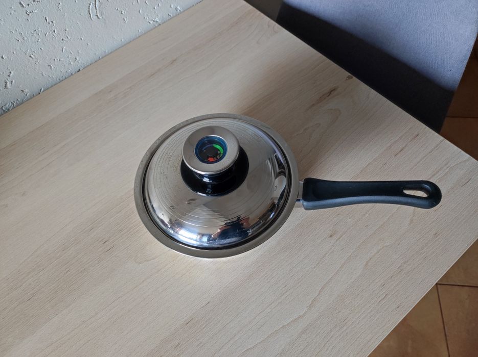 Rondelek z pokrywką.