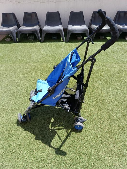 Carrinho de bebé dobrável azul com cinto de segurança e cesto