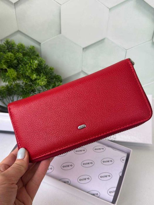 червоний шкіряний гаманець на замку