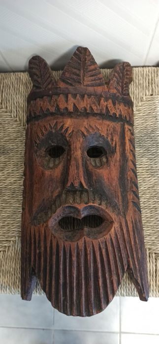 Conjunto de máscaras/estatuetas decorativas em madeira