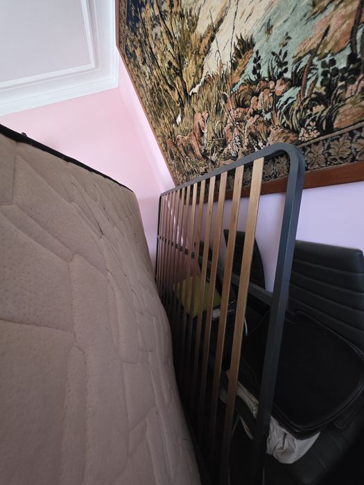 Cama de ferro e peças de casa antigas