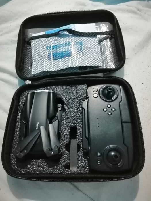 Drone preto com bolsa