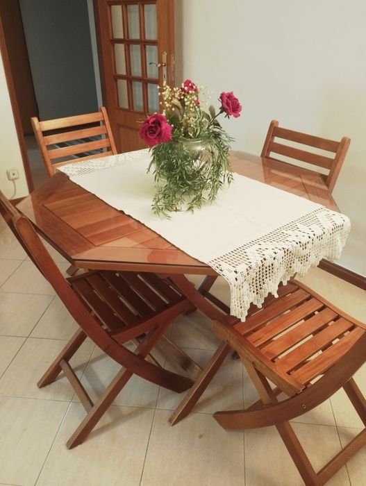Conjunto mesa sala de jantar ou jardim em madeira maçica + 4 cadeiras