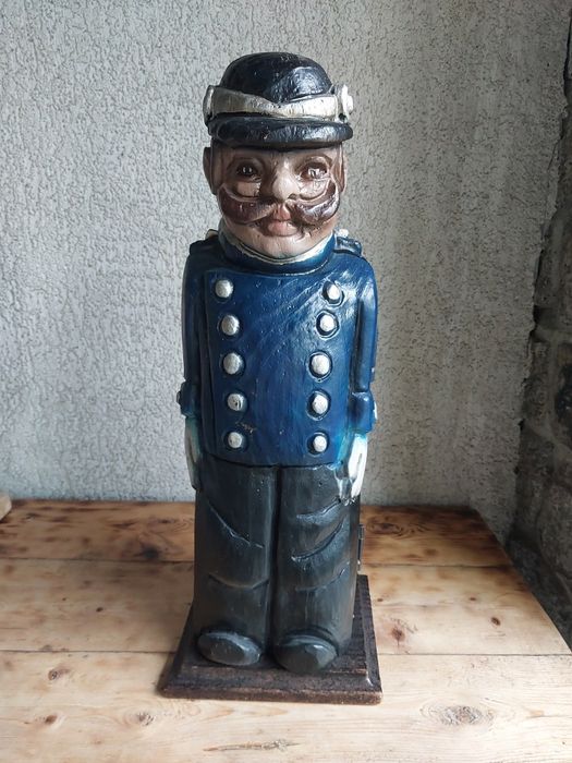 Drewniana figurka skrzynka na butelkę