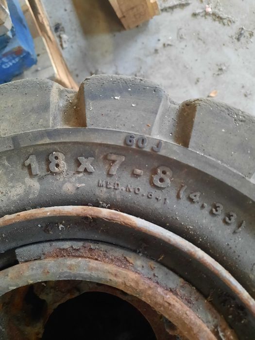 Lote de 14 Pneus Sólidos e Jantes para Máquinas e Empilhadores