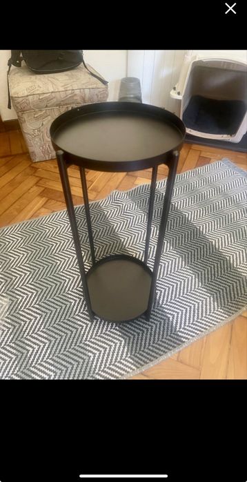 Conjunto de floreiras, uma do Ikea e outra da Amazon