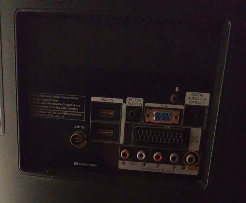 Samsung TV, 82 cm, in good condition with furniture-mounted stand64752310715394123