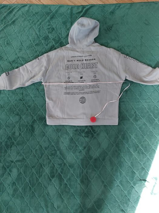 Męska bluza z kapturem wyściełana w środku cienkim polarem