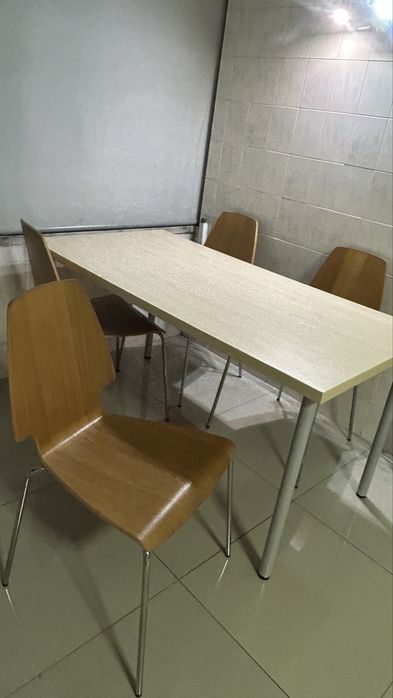 Mesa com 4 cadeiras em otimo estado