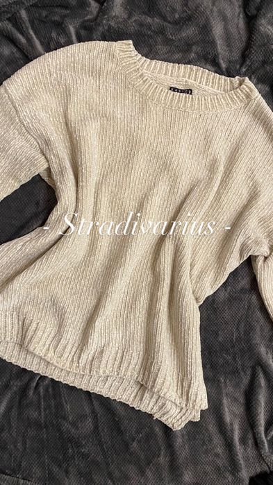 Biały sweter zimowy