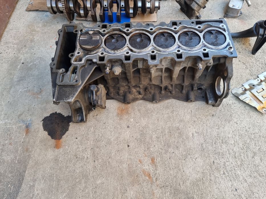 Розбирається Мотор БМВ 2.5 бензин N52B25 Двигатель Двигун BMW головка