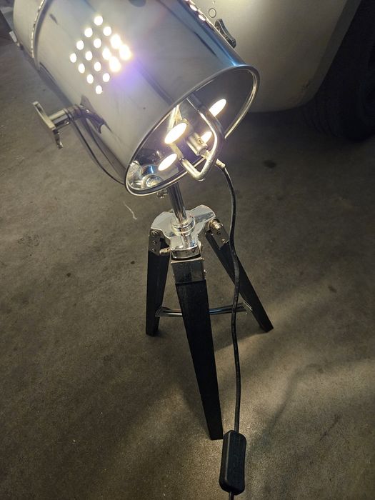 candeeiro tripé preto